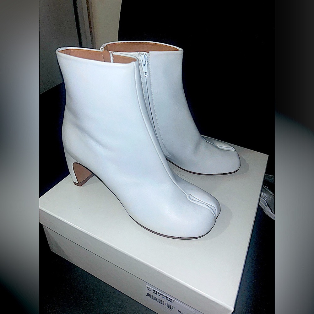 MAISON MARGIELA
MM22 TABI ANKLE BOOTS WITH ZIP CLOSURE